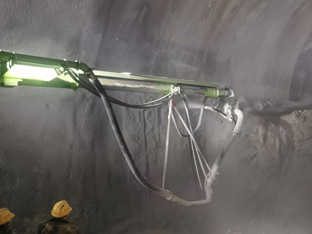 濕噴混凝土技術(shù)和濕噴機械手的應(yīng)用，逐漸成為隧道施工中的重要技術(shù)手段(圖1)