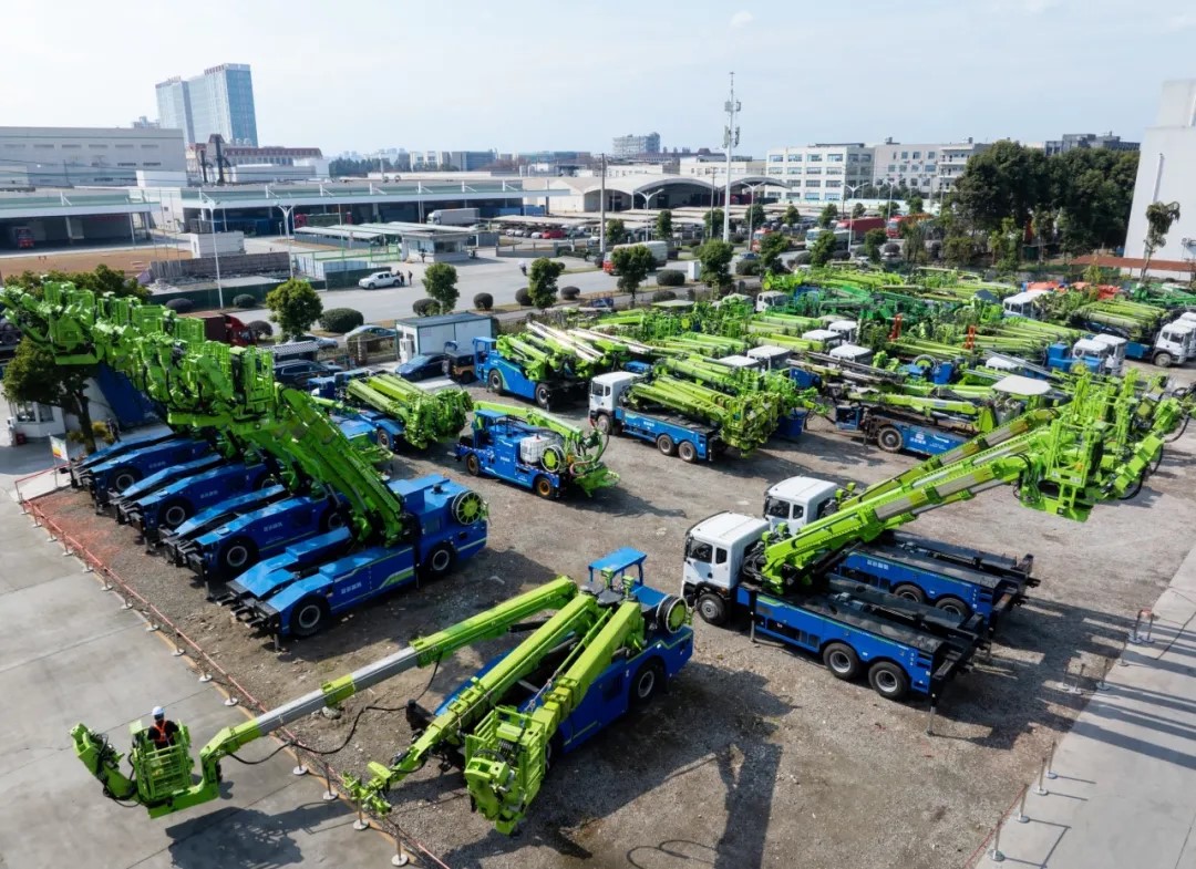 《四川日?qǐng)?bào)》頭版報(bào)道:藍(lán)海智能新一批大型智能裝備準(zhǔn)備發(fā)往全國(guó)(圖3) 《四川日?qǐng)?bào)》頭版報(bào)道:藍(lán)海智能新一批大型智能裝備準(zhǔn)備發(fā)往全國(guó)(圖3)
