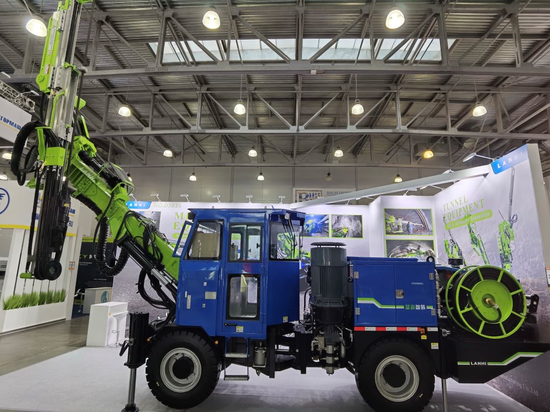 藍(lán)海礦用鑿巖臺(tái)車(chē)俄羅斯國(guó)際礦業(yè)世界展會(huì)上的精彩呈現(xiàn)(圖4) 藍(lán)海礦用鑿巖臺(tái)車(chē)俄羅斯國(guó)際礦業(yè)世界展會(huì)上的精彩呈現(xiàn)(圖4)