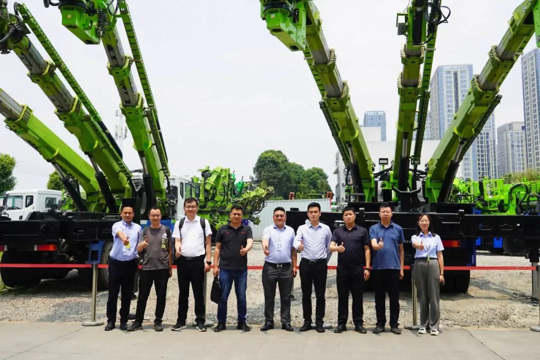 中鐵十一局五公司物資設(shè)備部長陳林一行蒞臨藍海智能考察交流(圖1) 中鐵十一局五公司物資設(shè)備部長陳林一行蒞臨藍海智能考察交流(圖1)