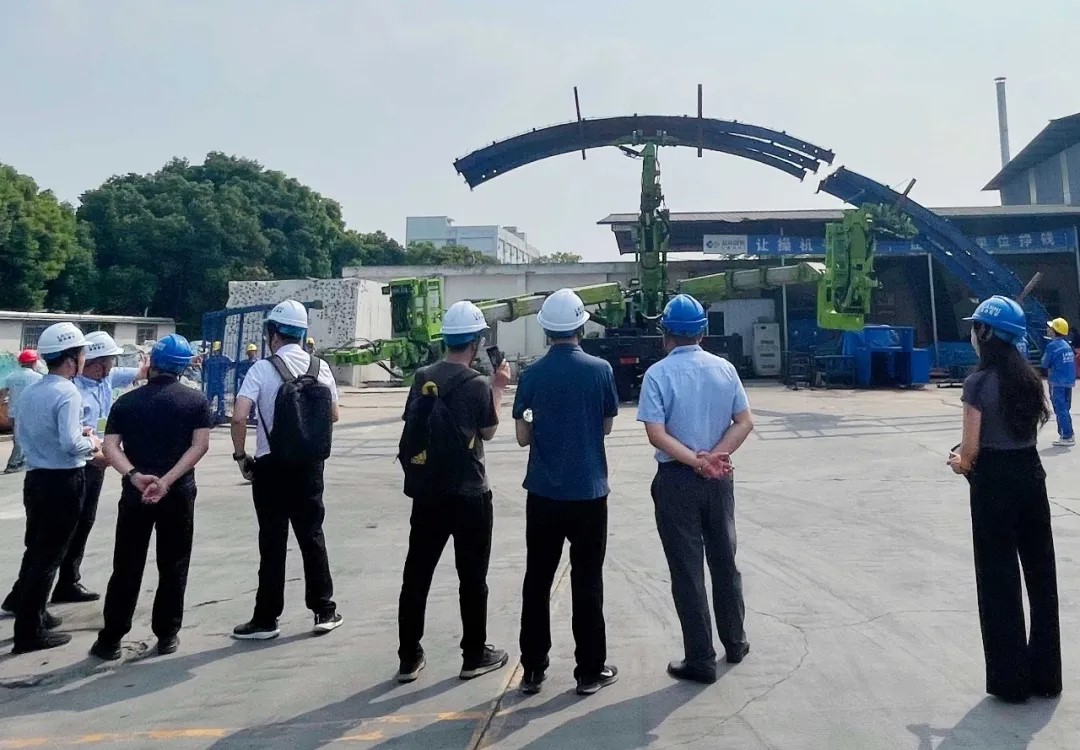 中鐵十一局五公司物資設(shè)備部長陳林一行蒞臨藍海智能考察交流(圖3) 中鐵十一局五公司物資設(shè)備部長陳林一行蒞臨藍海智能考察交流(圖3)