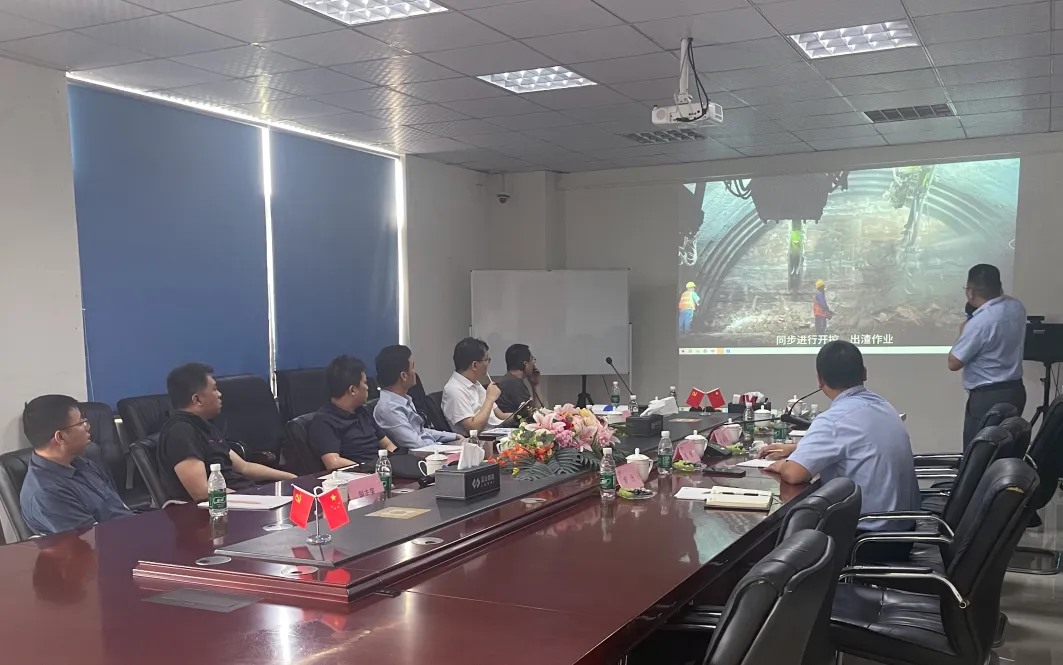 中鐵十一局五公司物資設(shè)備部長陳林一行蒞臨藍海智能考察交流(圖4) 中鐵十一局五公司物資設(shè)備部長陳林一行蒞臨藍海智能考察交流(圖4)